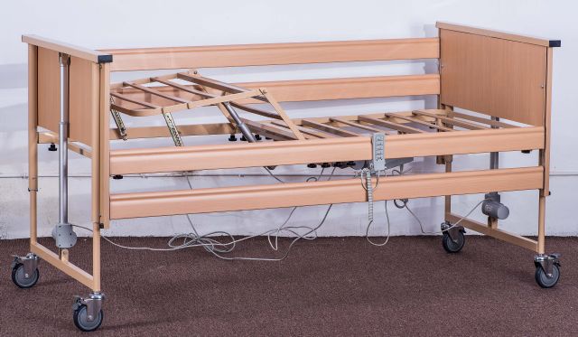 ผู้ป่วยไม้ Siderails พับได้สองฟังก์ชั่น Electric Nursing CareBed 0