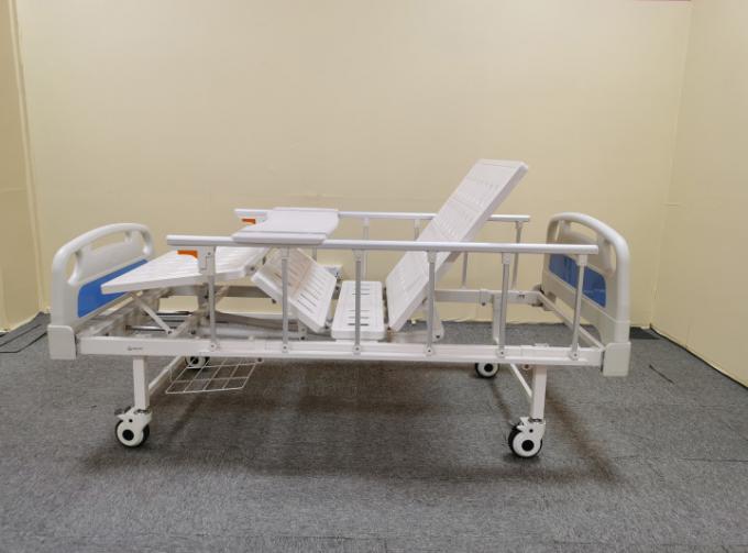 Metal Double Rocker Manual Hospital Bed สีขาวและสีน้ำเงิน 1