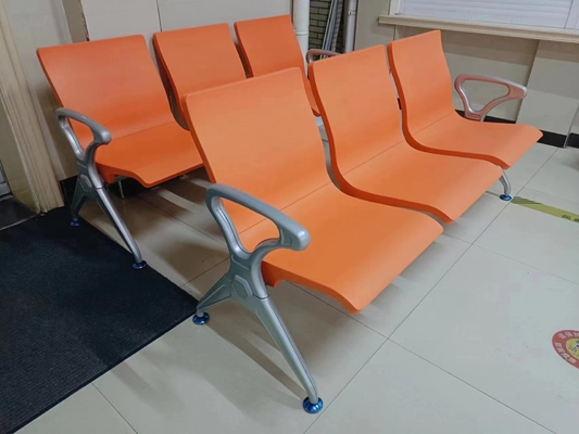 เก้าอี้ห้องรอที่โรงพยาบาลที่มีสแตนเลส