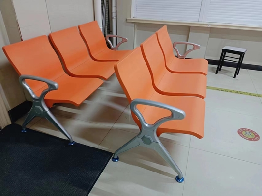 เก้าอี้ห้องรอที่โรงพยาบาลที่มีสแตนเลส