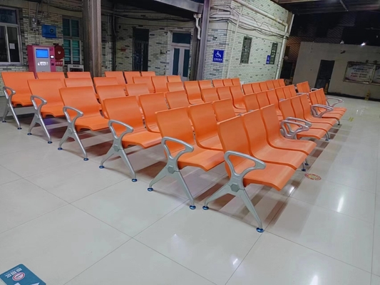 เก้าอี้ห้องรอที่โรงพยาบาลที่มีสแตนเลส