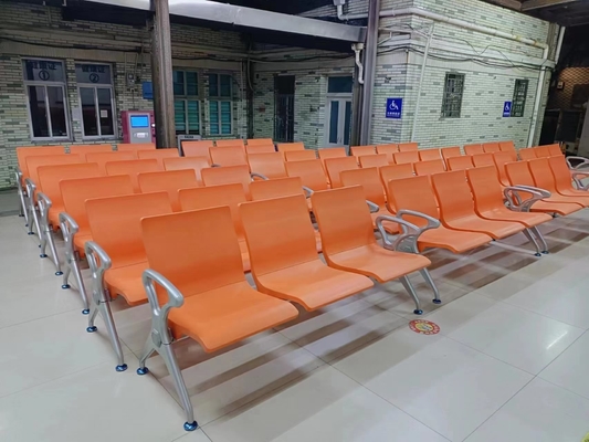 เก้าอี้ห้องรอที่โรงพยาบาลที่มีสแตนเลส