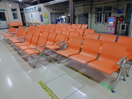 เก้าอี้ห้องรอที่โรงพยาบาลที่มีสแตนเลส
