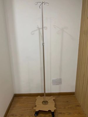 อลูมิเนียมเคลื่อนย้ายยืน IV Infusion Stand ห้องนอนผู้ป่วยเสา IV