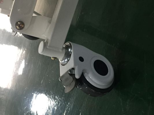 เตียงปรับระดับได้สำหรับผู้ป่วยในโรงพยาบาล 3 Cranks แบบแมนนวลสำหรับบ้านพร้อมลูกล้อ