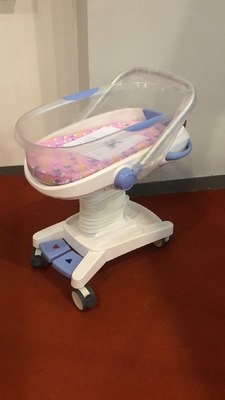 White Hospital Baby Crib ปรับได้อเนกประสงค์สำหรับทารกแรกเกิดพยาบาล