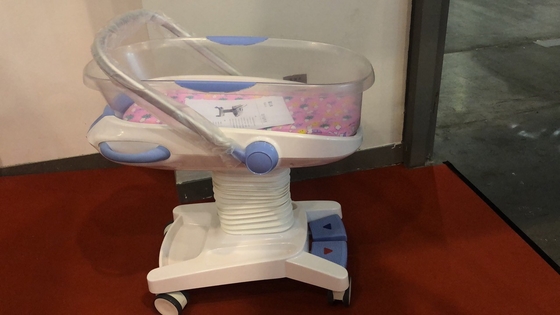 White Hospital Baby Crib ปรับได้อเนกประสงค์สำหรับทารกแรกเกิดพยาบาล