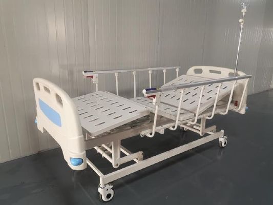 เตียงปรับระดับได้สำหรับผู้ป่วยในโรงพยาบาล 3 Cranks แบบแมนนวลสำหรับบ้านพร้อมลูกล้อ